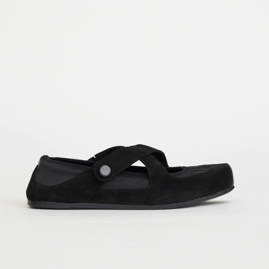 Comfortable and flexible women's ballet flat in black.