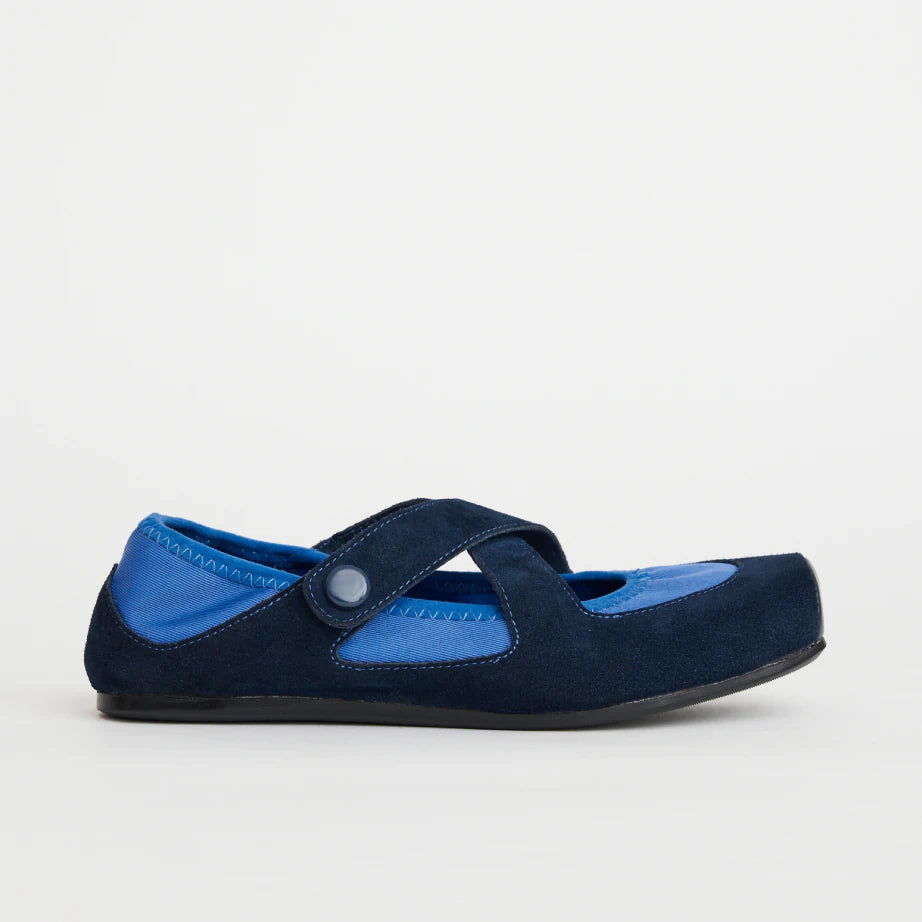 Comfortable and flexible women's ballet flat in blue.