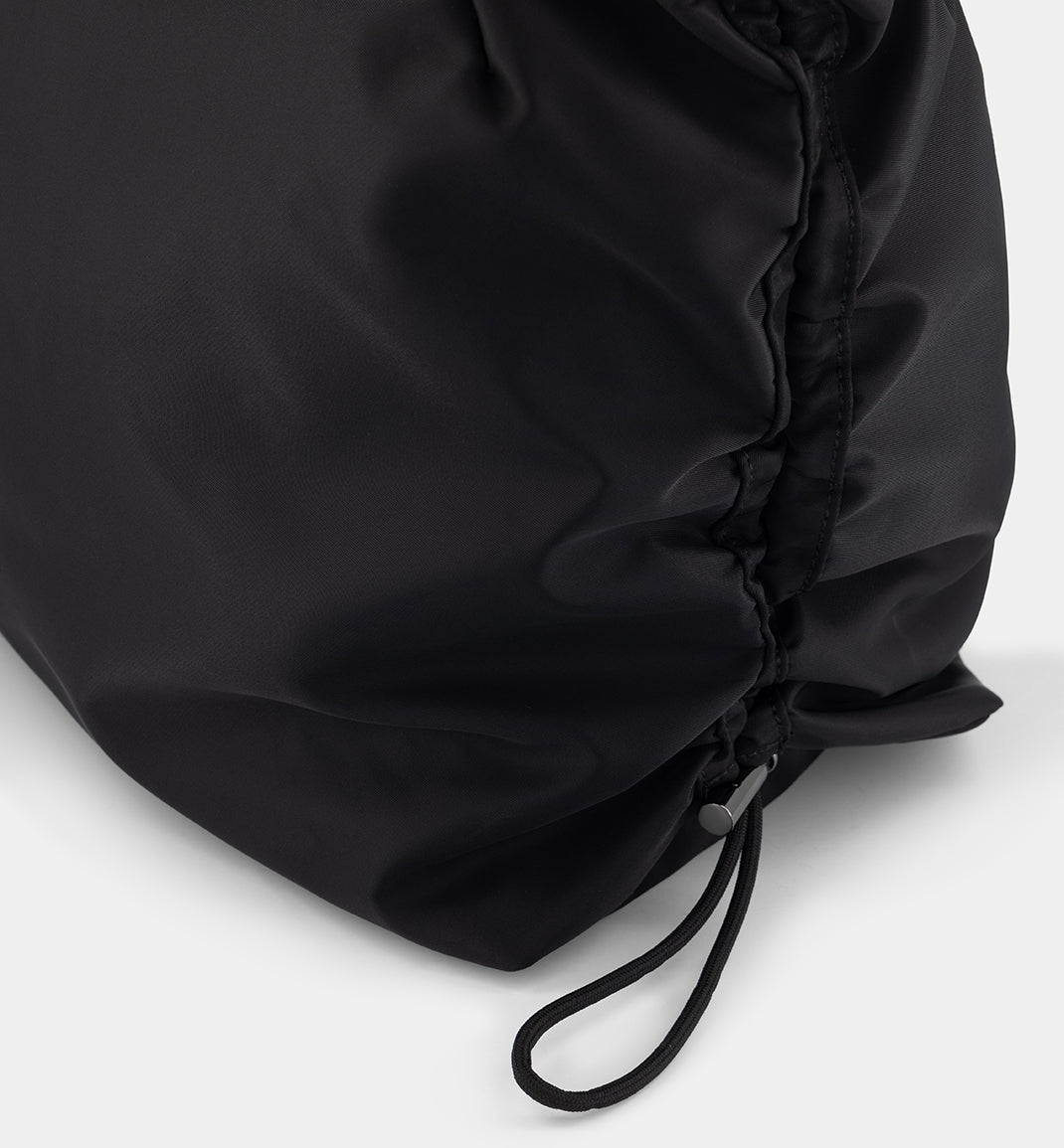 Large nylon bag deals with zipper