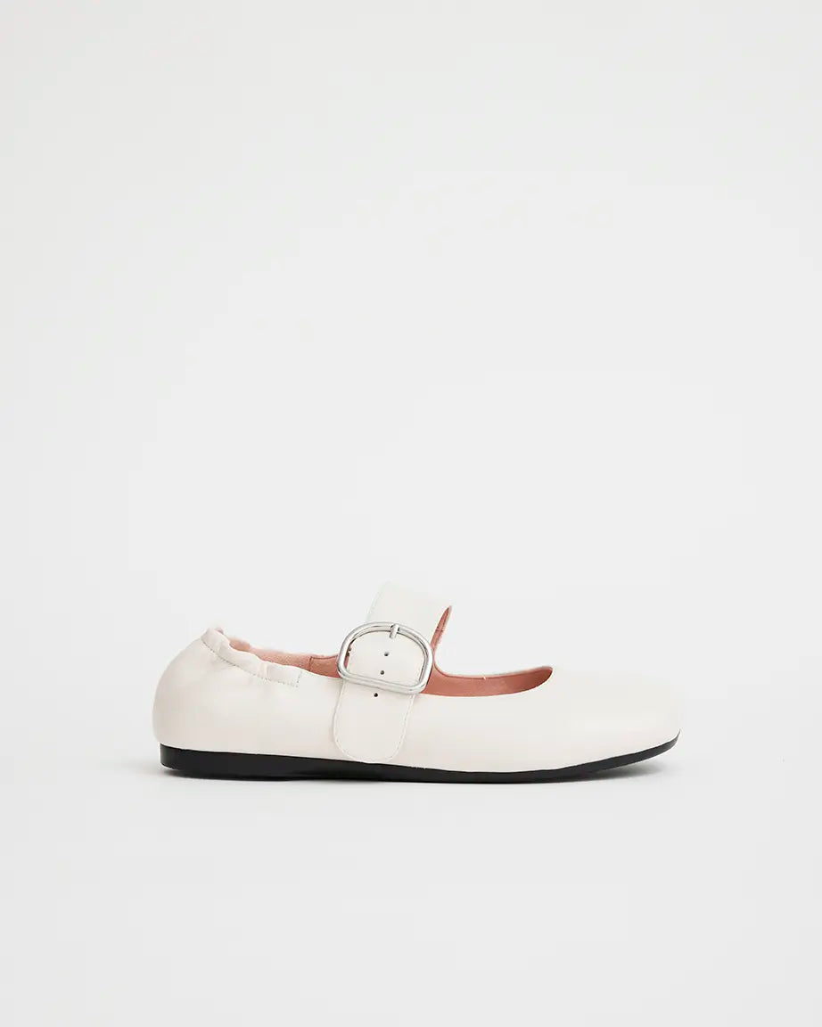 Petit Palais Buckle Shoe | Ecru