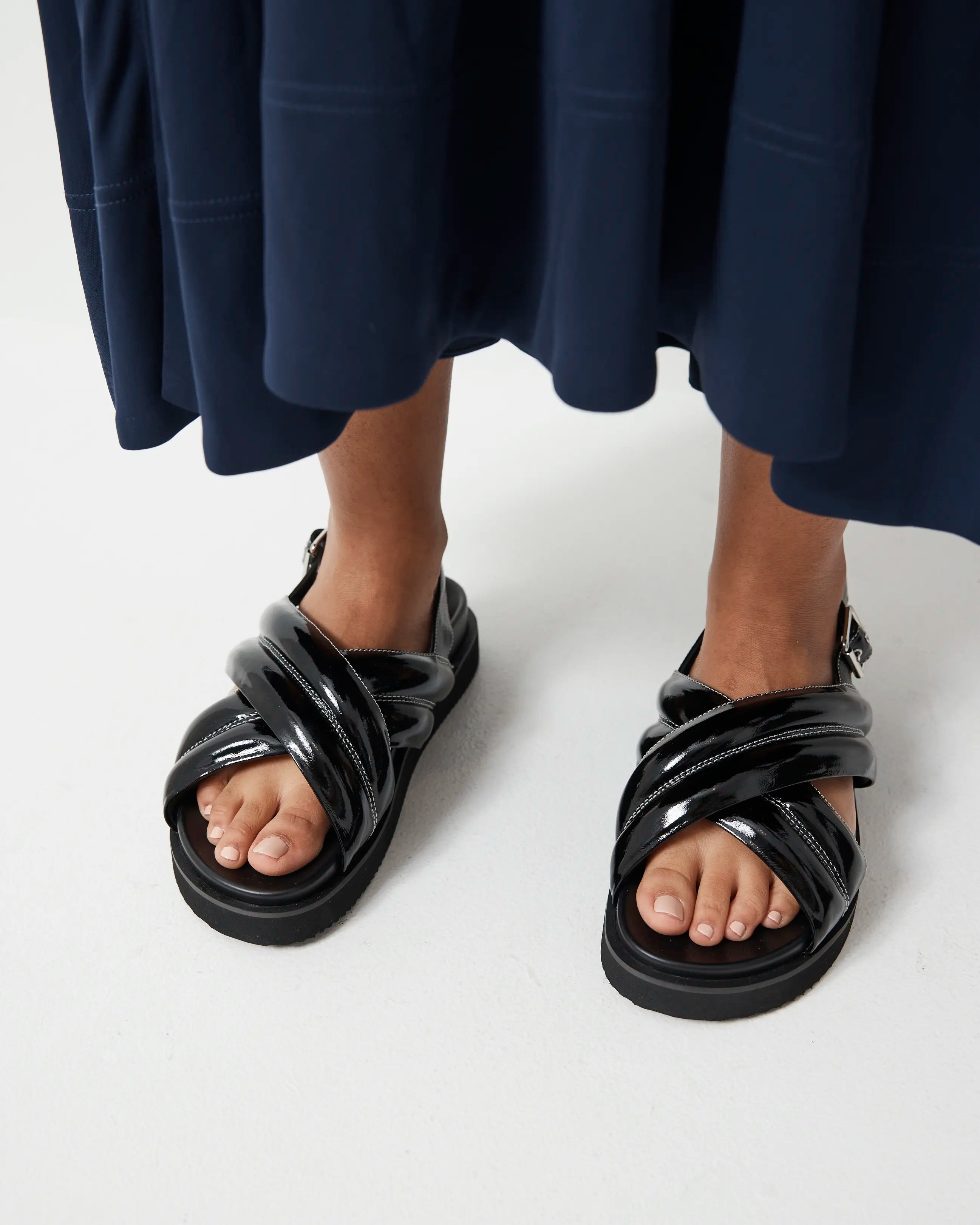 Summer Love Crossover Sandal | Black