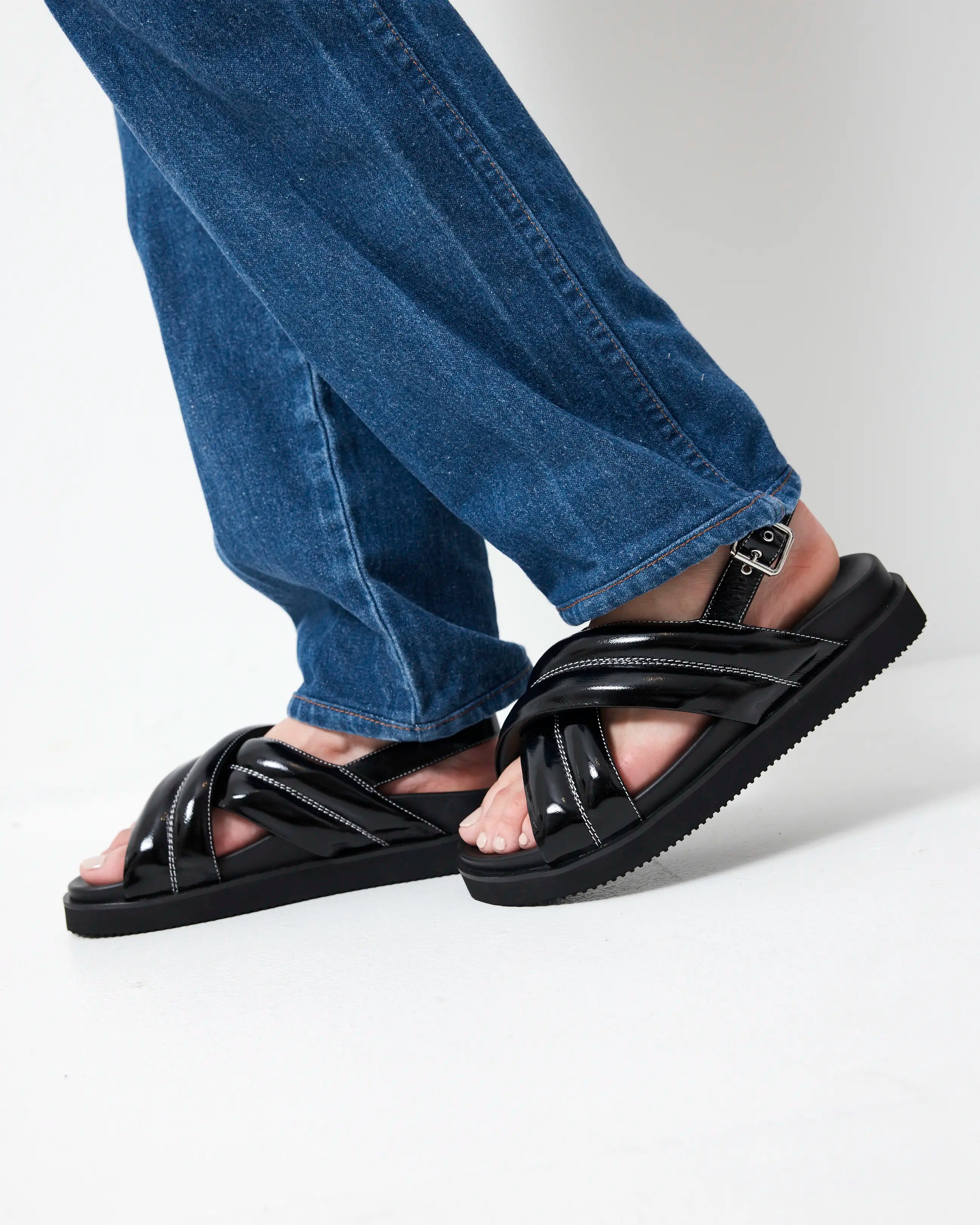 Summer Love Crossover Sandal | Black