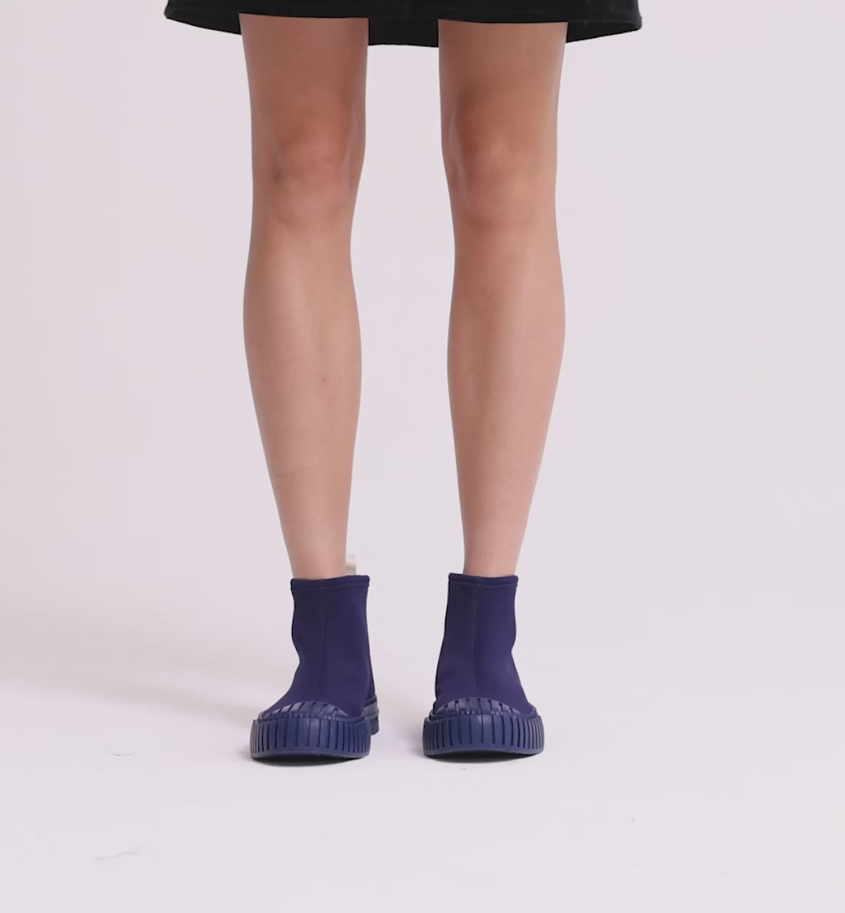 Load video: Sunny 2.0 Neoprene Pull on Boots | Midnight Blue