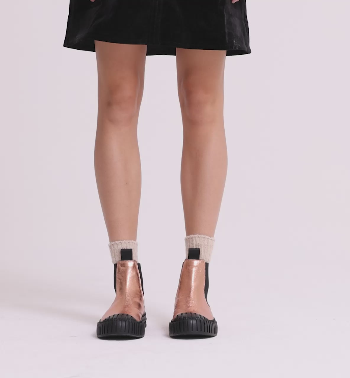 Load video: Barbar Leather Chelsea Boots | Apricot Metallic