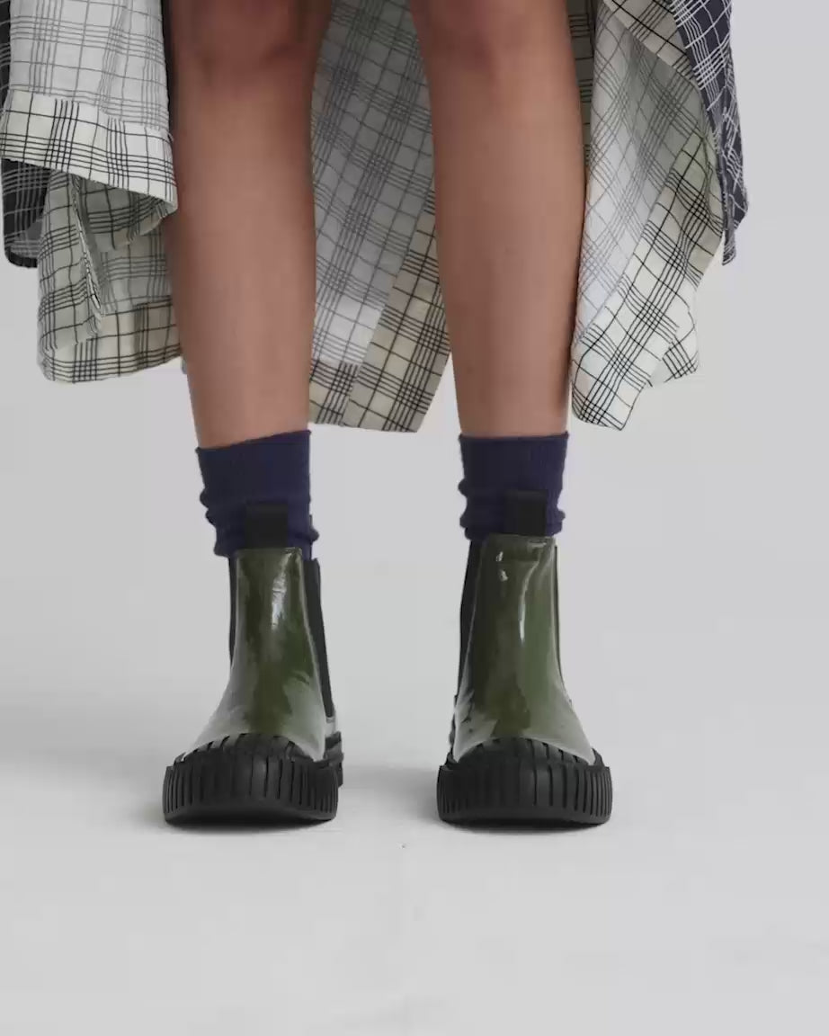 Load video: Barbar Chelsea Boot | Moss Green Gloss