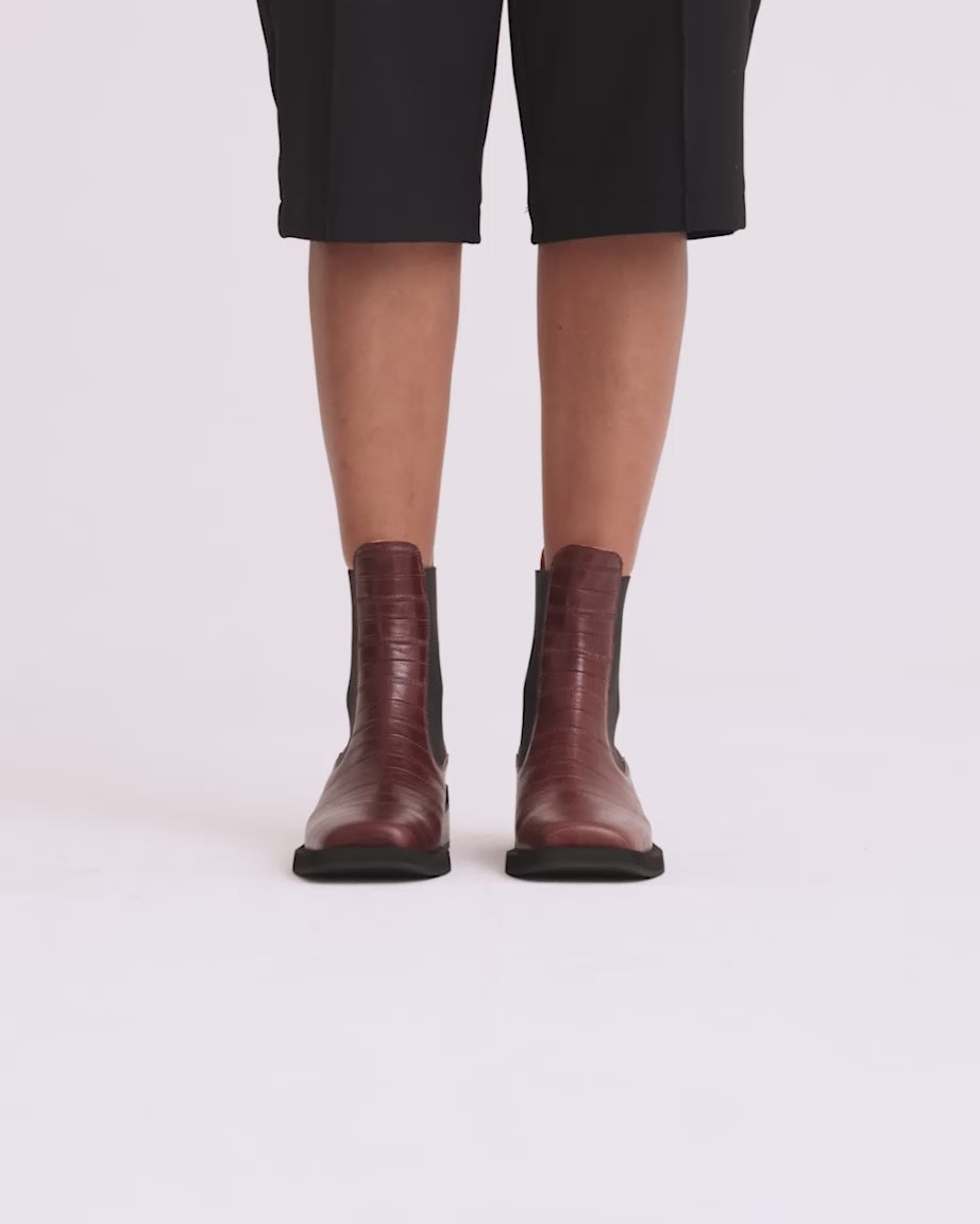 Load video: Tomorrow Square Toe Chelsea Boot | Foundry Saddle