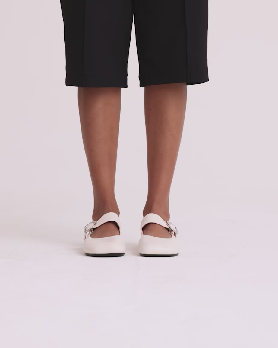 Load video: Petit Palais Buckle Shoe | Ecru
